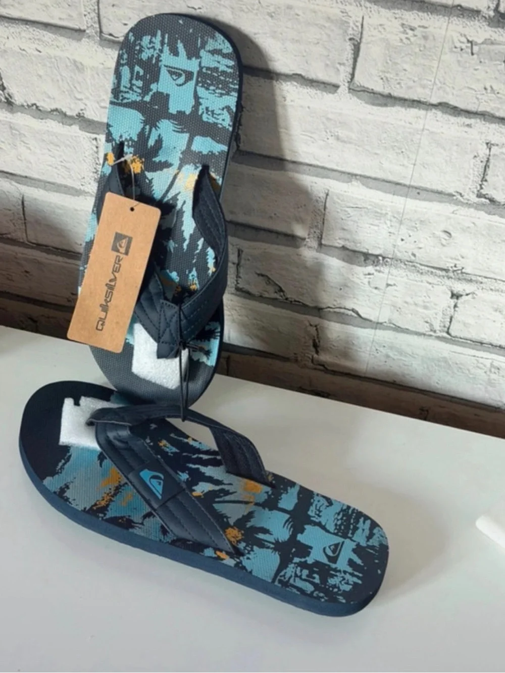 Quiksilver Foundation Men’s Flip Flops Sandals. Orange Blue. Size 10 or 11. NWT